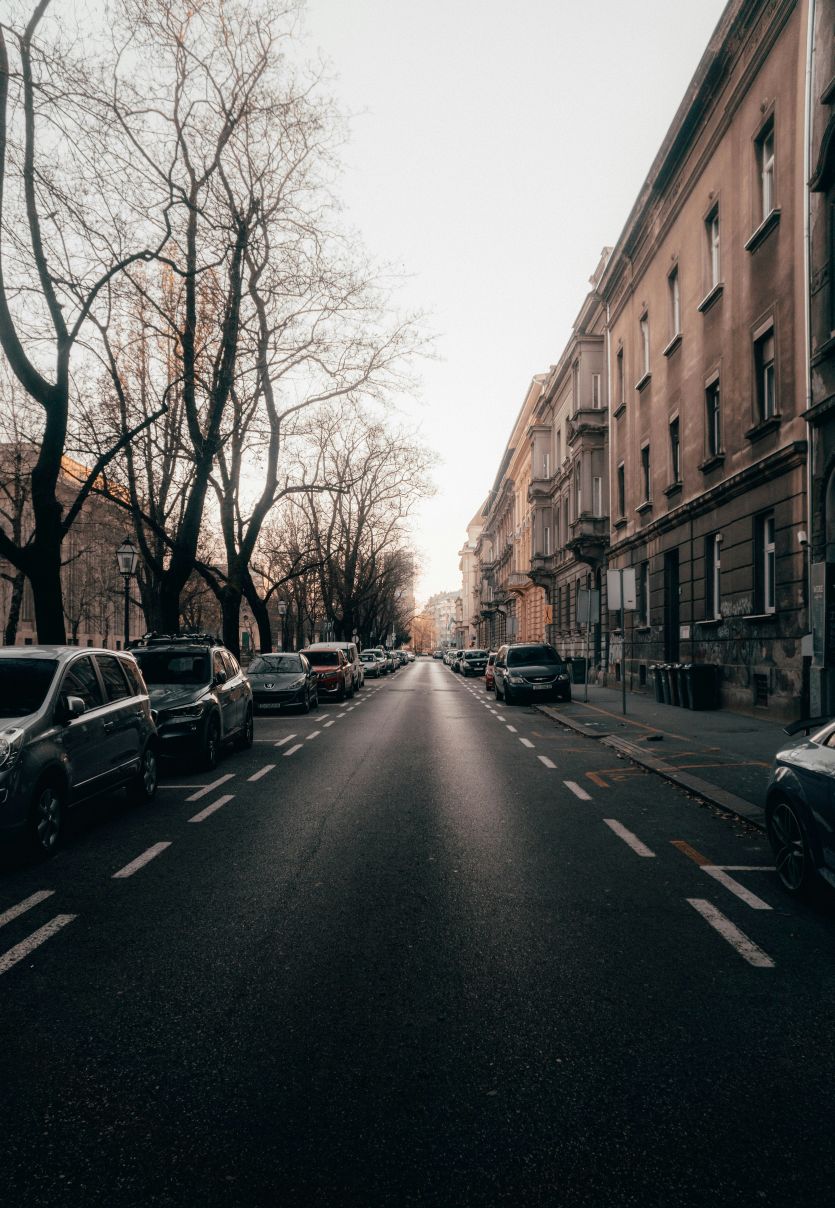 Tipična gradska ulica sa obeleženim parking mestima uz stambene zgrade